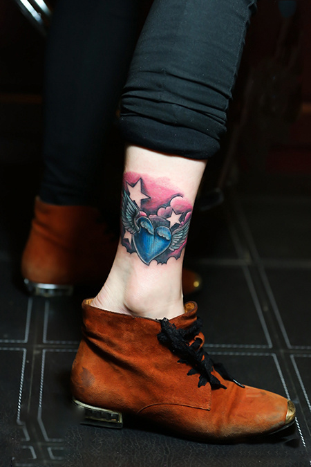 脚踝时尚爱心翅膀纹身图片