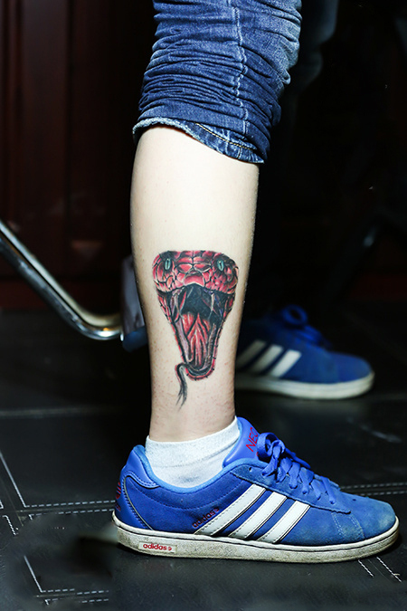 个性3D蛇头像脚踝纹身图片