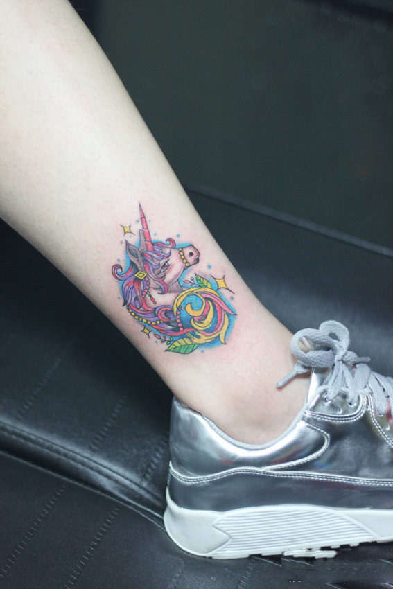 脚踝彩色独角兽时尚纹身图片