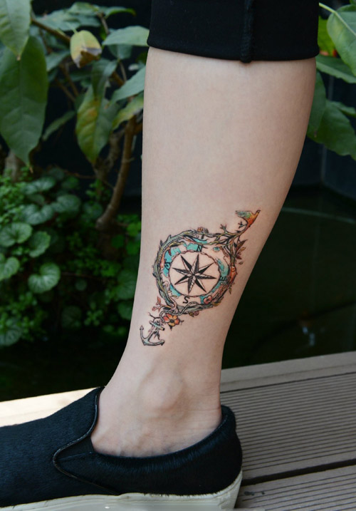 创意花藤指南针脚踝纹身图片