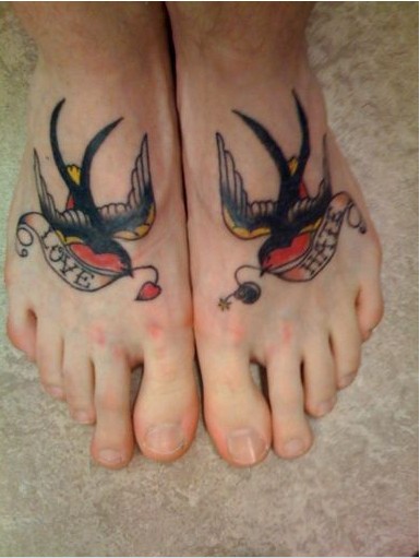 推荐一款脚上燕子纹身图图片