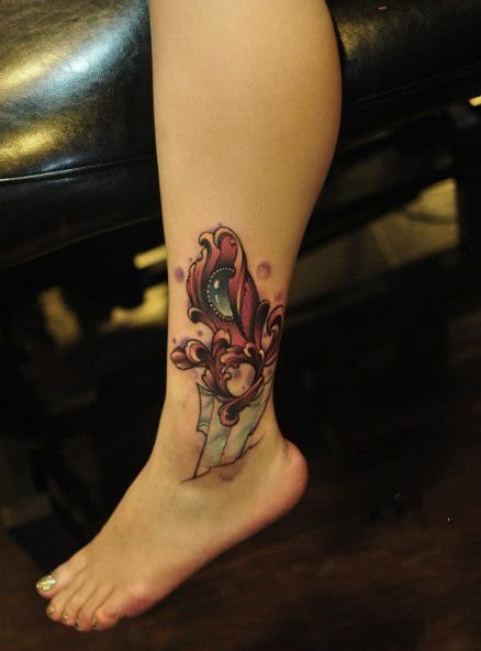 脚部另类的匕首纹身图案图片