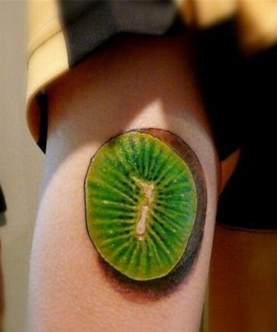 男人脚部彩色狝猴桃可爱纹身图案图片