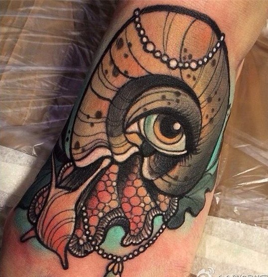 一款脚背个性蜗牛纹身图案图片