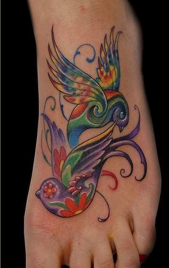 推荐一款脚背彩色燕子纹身图案图片
