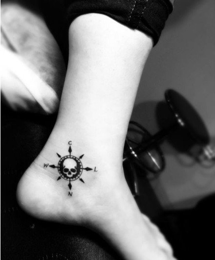 脚部的骷髅指南针纹身图案图片