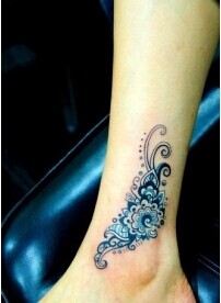 女生脚部唯美好看花藤纹身图片
