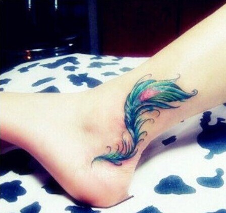 彰显女性高贵气质的孔雀羽毛纹身图片