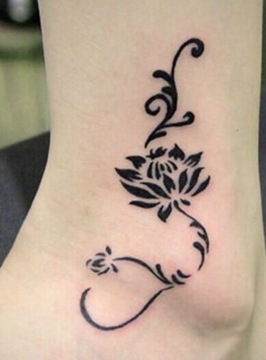 玫瑰花图腾的脚部纹身图片