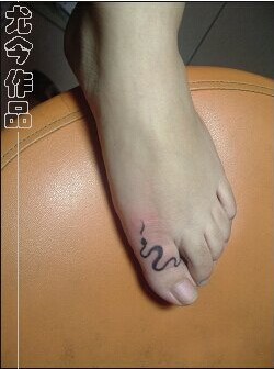 女生脚部清新小蛇纹身图案图片