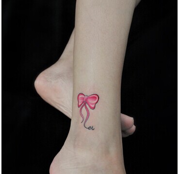 女生脚上小可爱清新蝴蝶结纹身图片