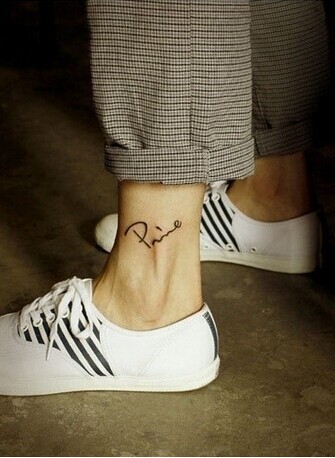 男生脚部高清清新字母纹身图图片