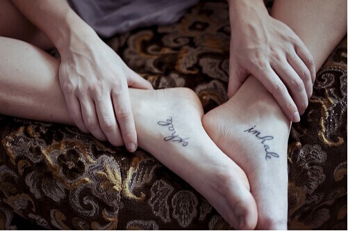 男生脚部清新英文纹身效果图图片