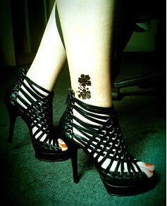 女生脚部清新花朵纹身图片