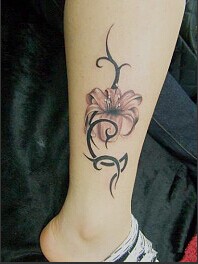 女生脚部唯美的花藤纹身图案图片