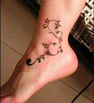 女生脚部唯美时尚花藤纹身图片