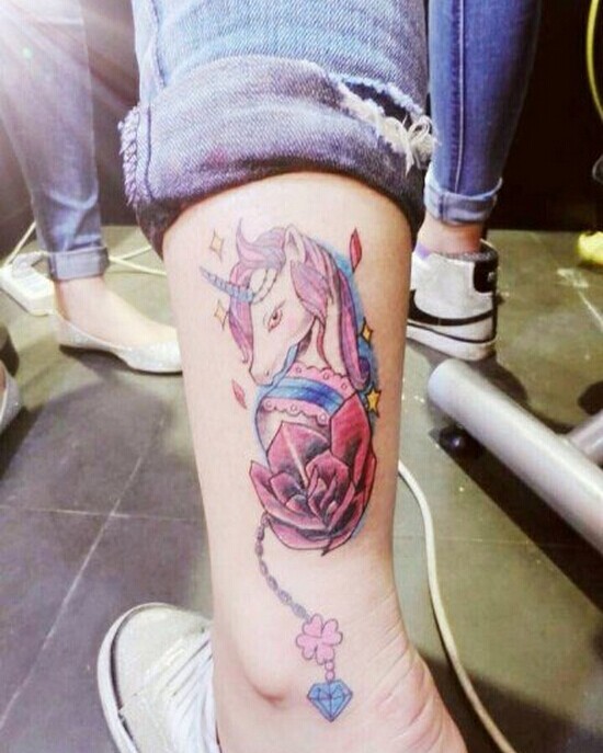 推荐一款脚踝彩色独角兽纹身图案图片