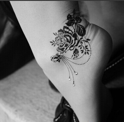 女生性感脚部玫瑰脚链纹身图片