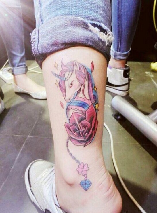 一款脚踝彩色独角兽纹身图案图片