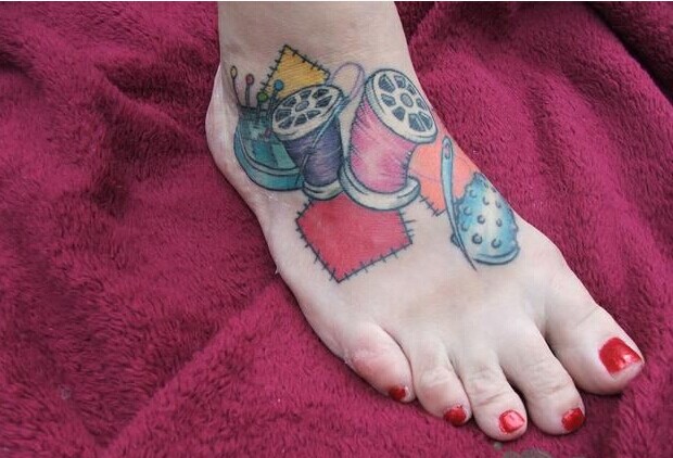 女生脚部漂亮经典彩色线圈纹身图片