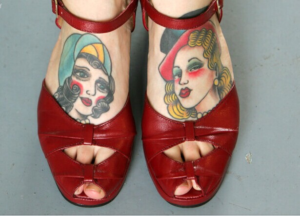 艺术展会上女生脚部得奖的欧美女生纹图片