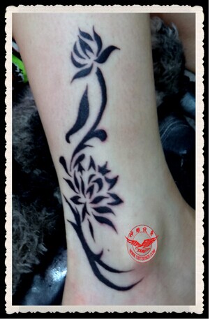 女生脚部清新唯美花藤图纹身图案图片