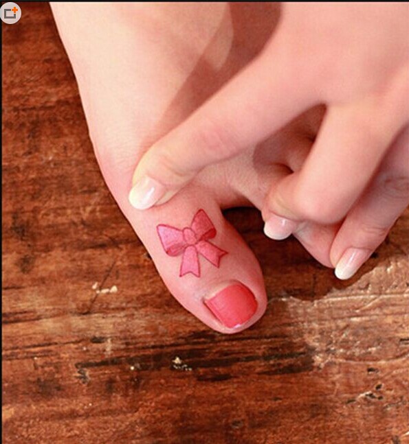 脚趾彩色蝴蝶结纹身图案 图片缩略频道推荐图