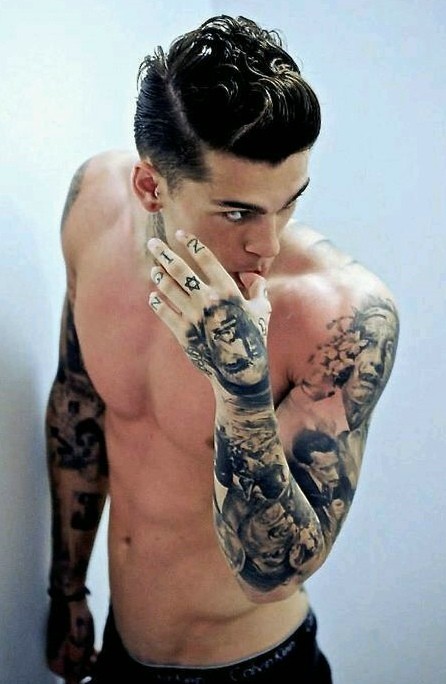 欧美时尚帅哥的花臂纹身