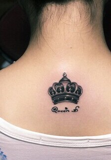 背部时尚个性的皇冠英文纹身