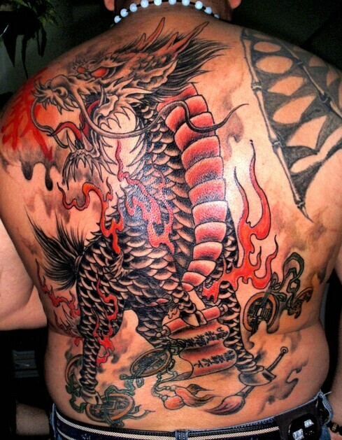 个性的神兽满背麒麟纹身