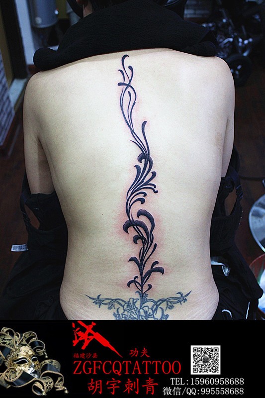 脊椎时尚的花腾纹身