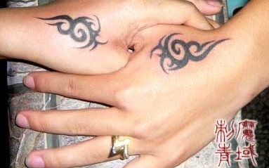 虎口漂亮的情侣图腾刺青