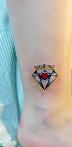 把钻石纹在皮肤上