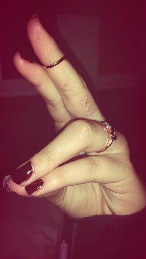 女生手指上漂亮简约的英文字母纹身图案