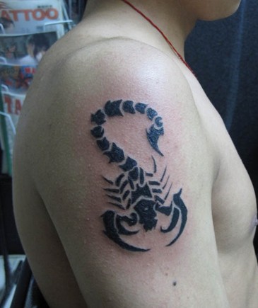 胳膊上好看的蝎子图腾刺青