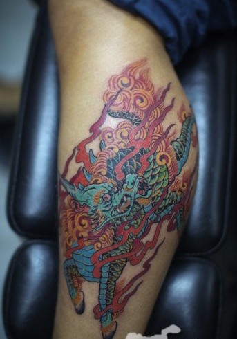 小腿部霸气的麒麟刺青