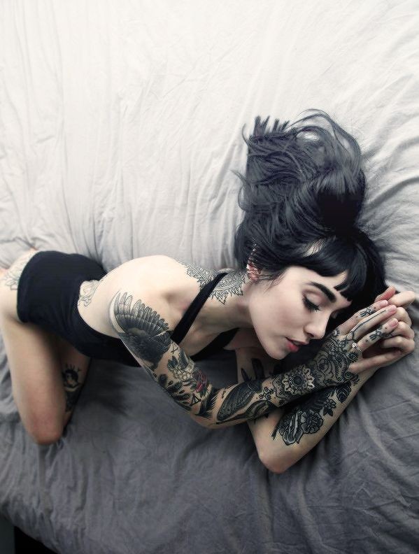 美女腿上手上漂亮的纹身图案