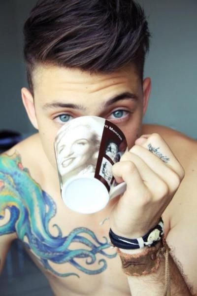 男子身上霸气的纹身图案