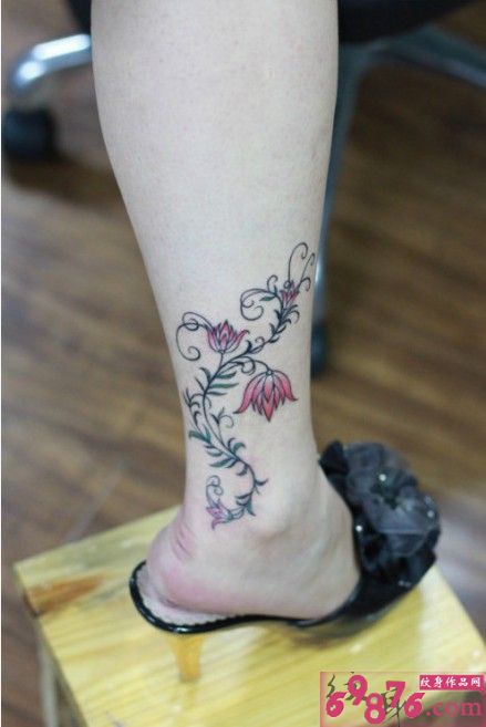 脚踝清新唯美莲花藤蔓纹身图片图片
