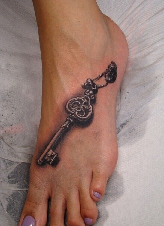 女性脚背钥匙纹身图案图片