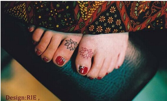 漂亮脚部莲花纹身图片图片