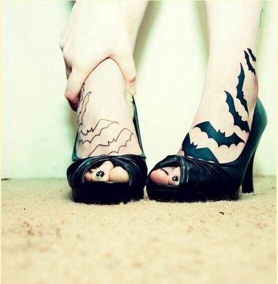 个性脚部漂亮蝙蝠纹身图案图片