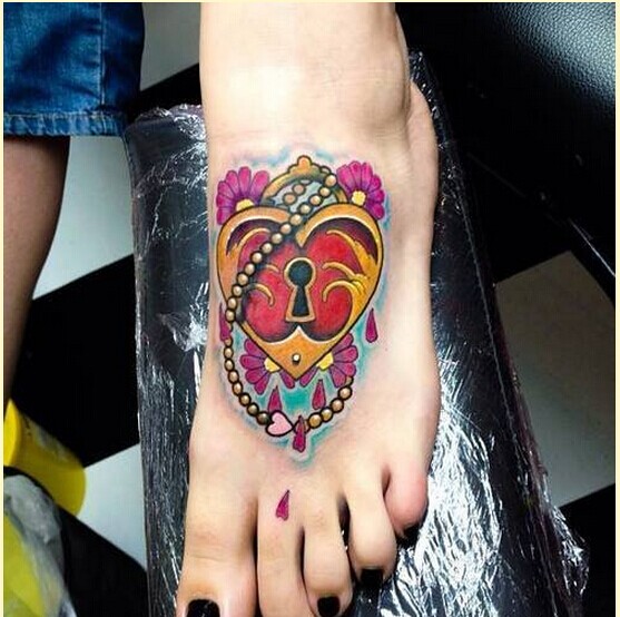 时尚女性脚背漂亮锁纹身图案图片