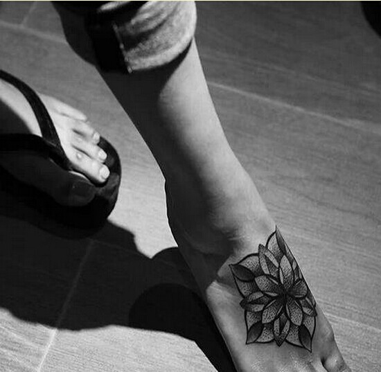 女性脚背漂亮梵花纹身图案图片