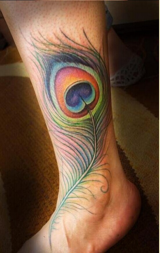 个性脚部漂亮孔雀羽毛纹身图案 图片