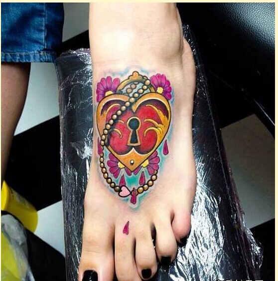 女性脚背漂亮彩色锁纹身图片欣赏图片