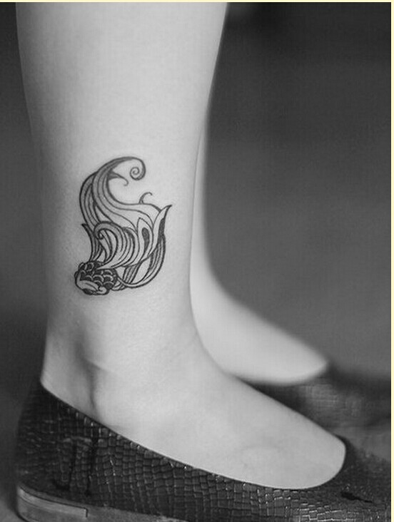 女性脚踝漂亮金鱼纹身图案欣赏图片