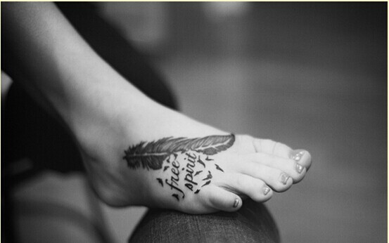 个性女性脚背羽化燕纹身图片欣赏图片