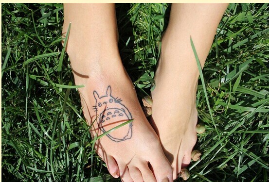 时尚女性脚背漂亮龙猫纹身图案图片