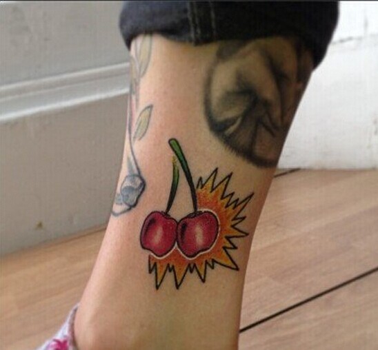 时尚女性脚踝可爱的樱桃纹身图片欣赏图片